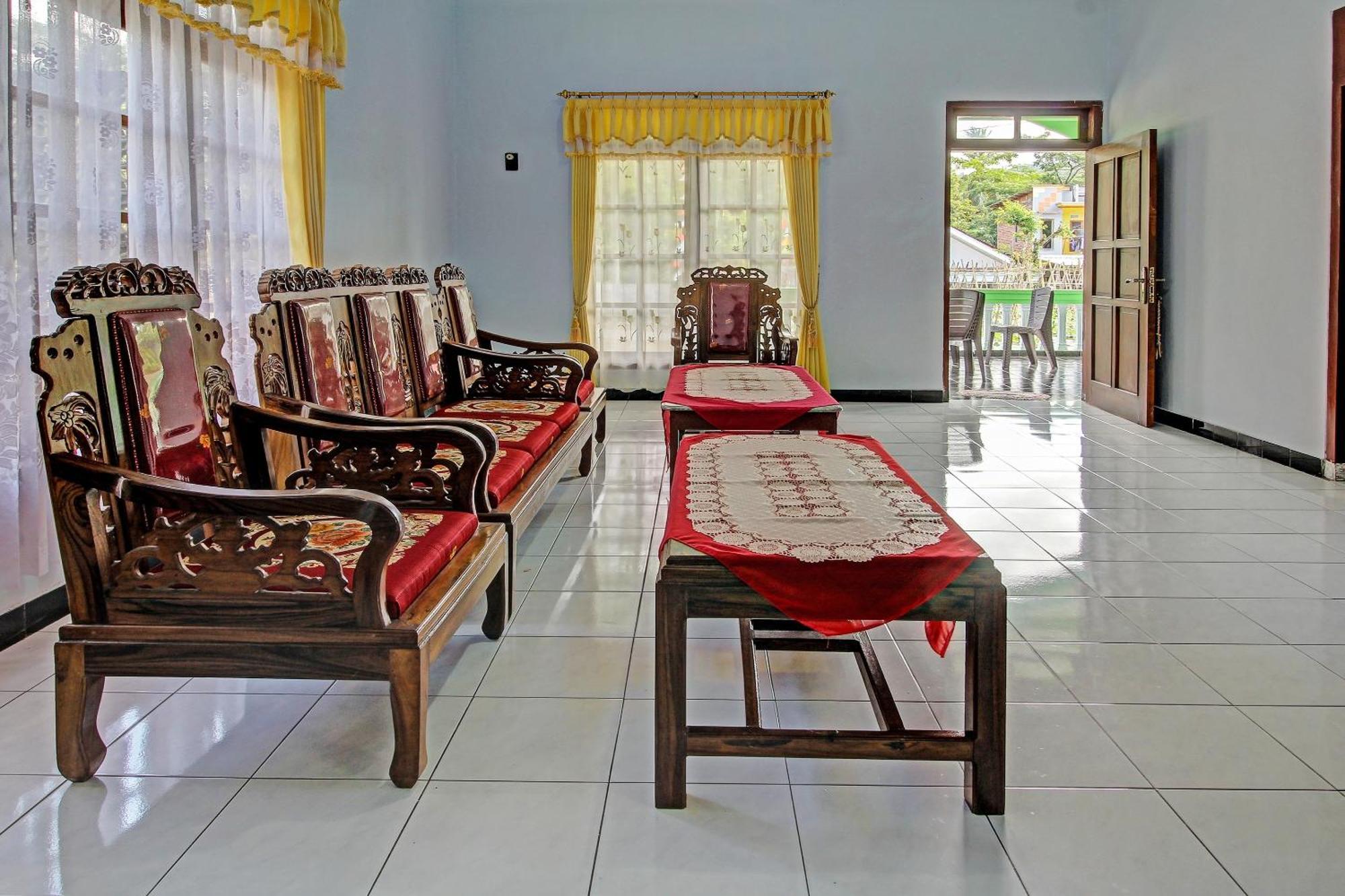 Отель Spot On 91214 Desa Wisata Pandean Trenggalek Экстерьер фото