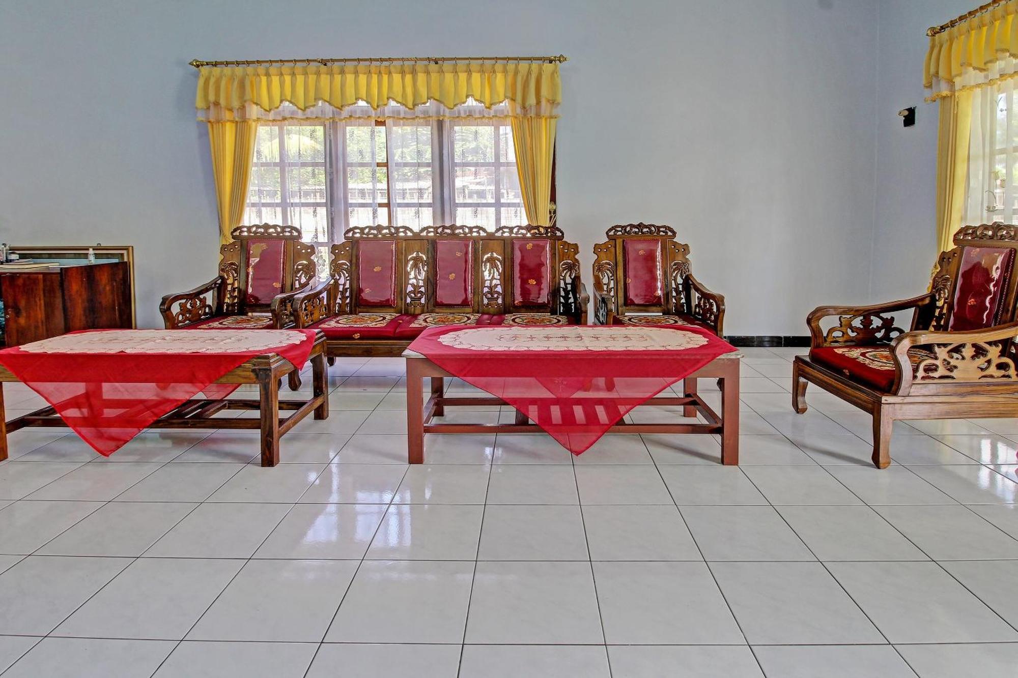 Отель Spot On 91214 Desa Wisata Pandean Trenggalek Экстерьер фото