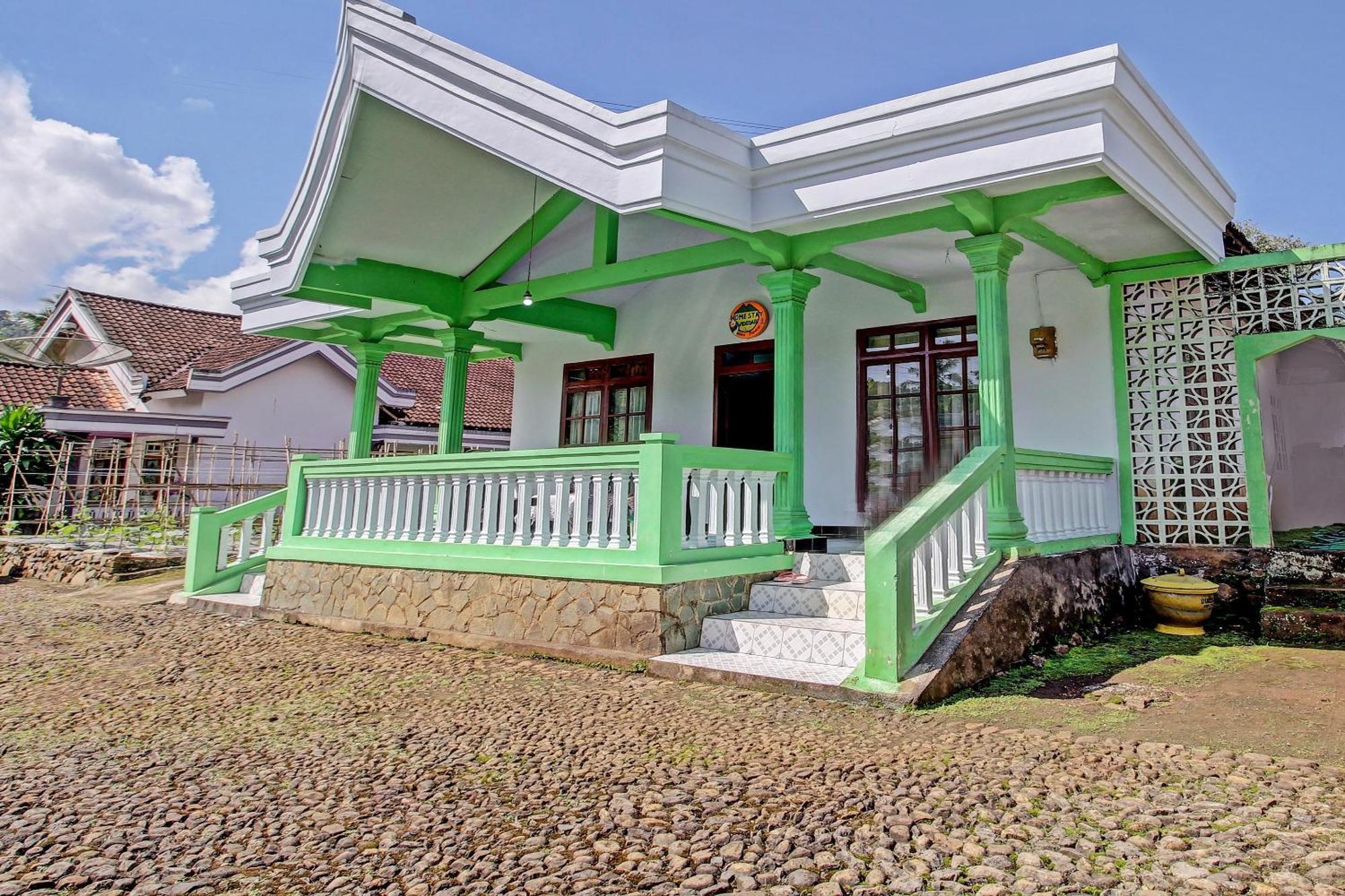 Отель Spot On 91214 Desa Wisata Pandean Trenggalek Экстерьер фото